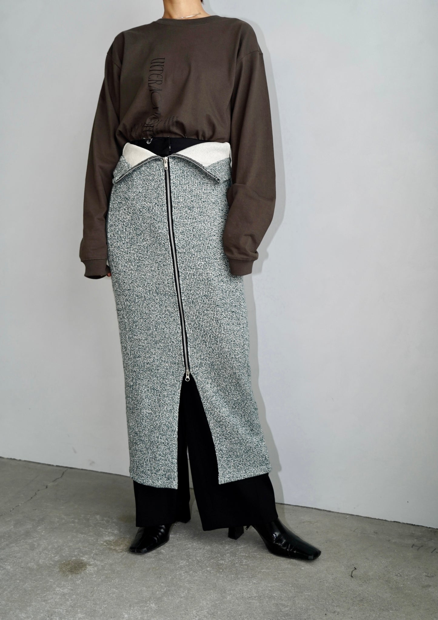 &her × Sayaka Maeda Tshirt / BROWN