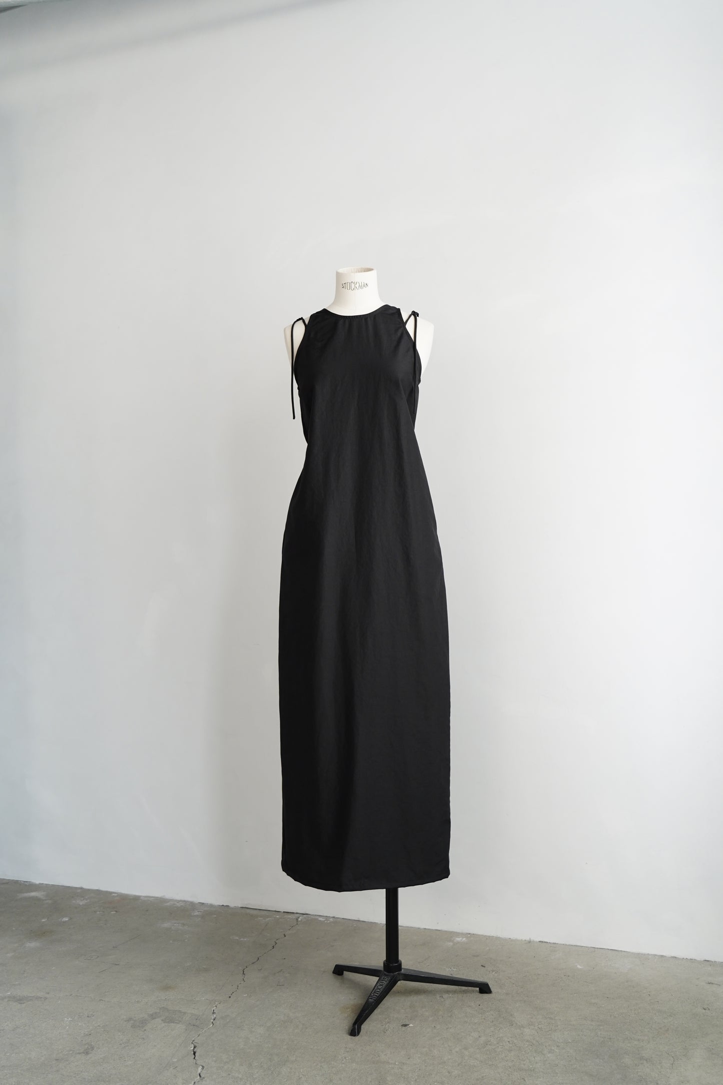 Backcut Dress / BLACK -5月25-31日発送-