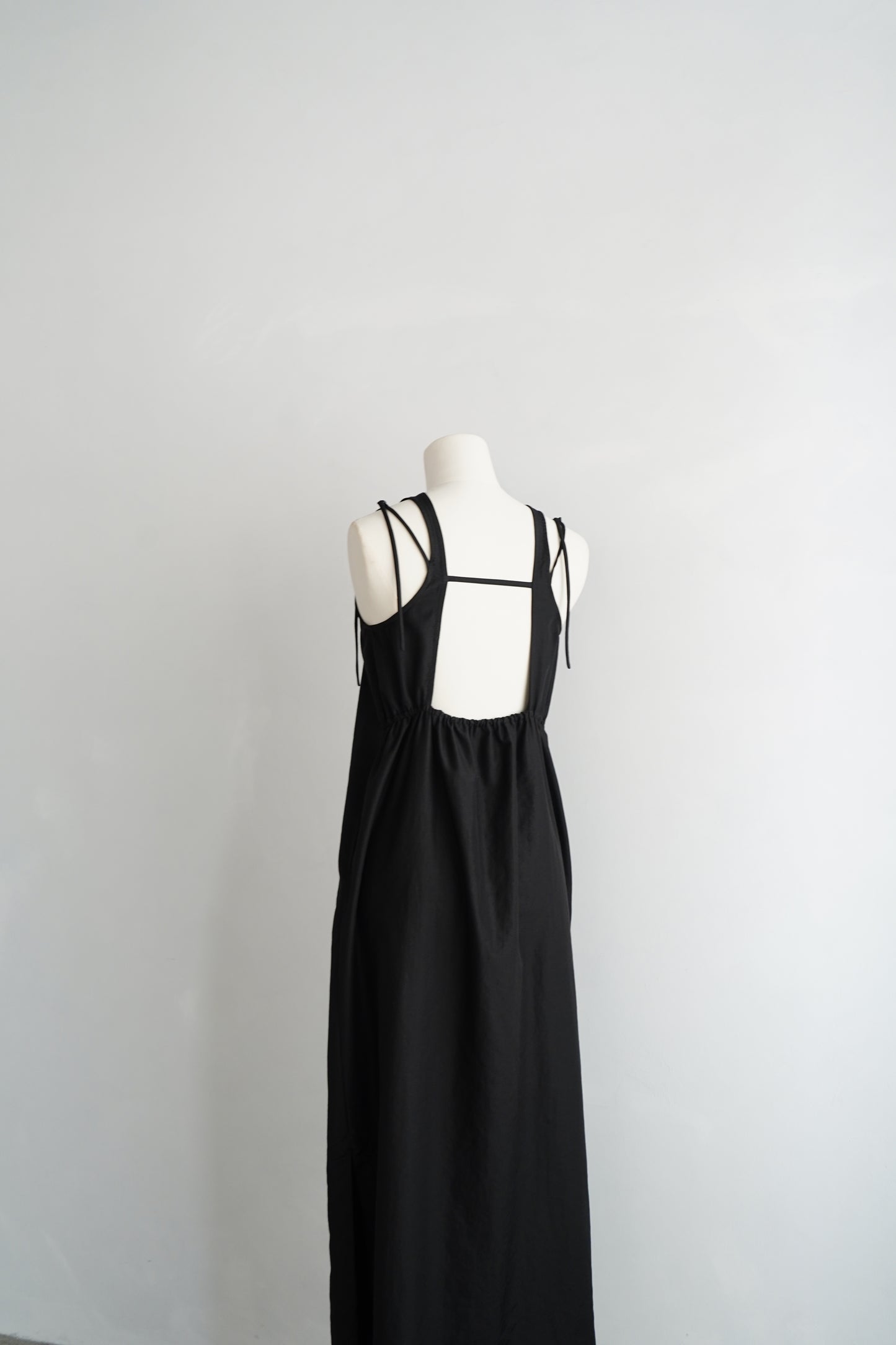 Backcut Dress / BLACK -5月25-31日発送-