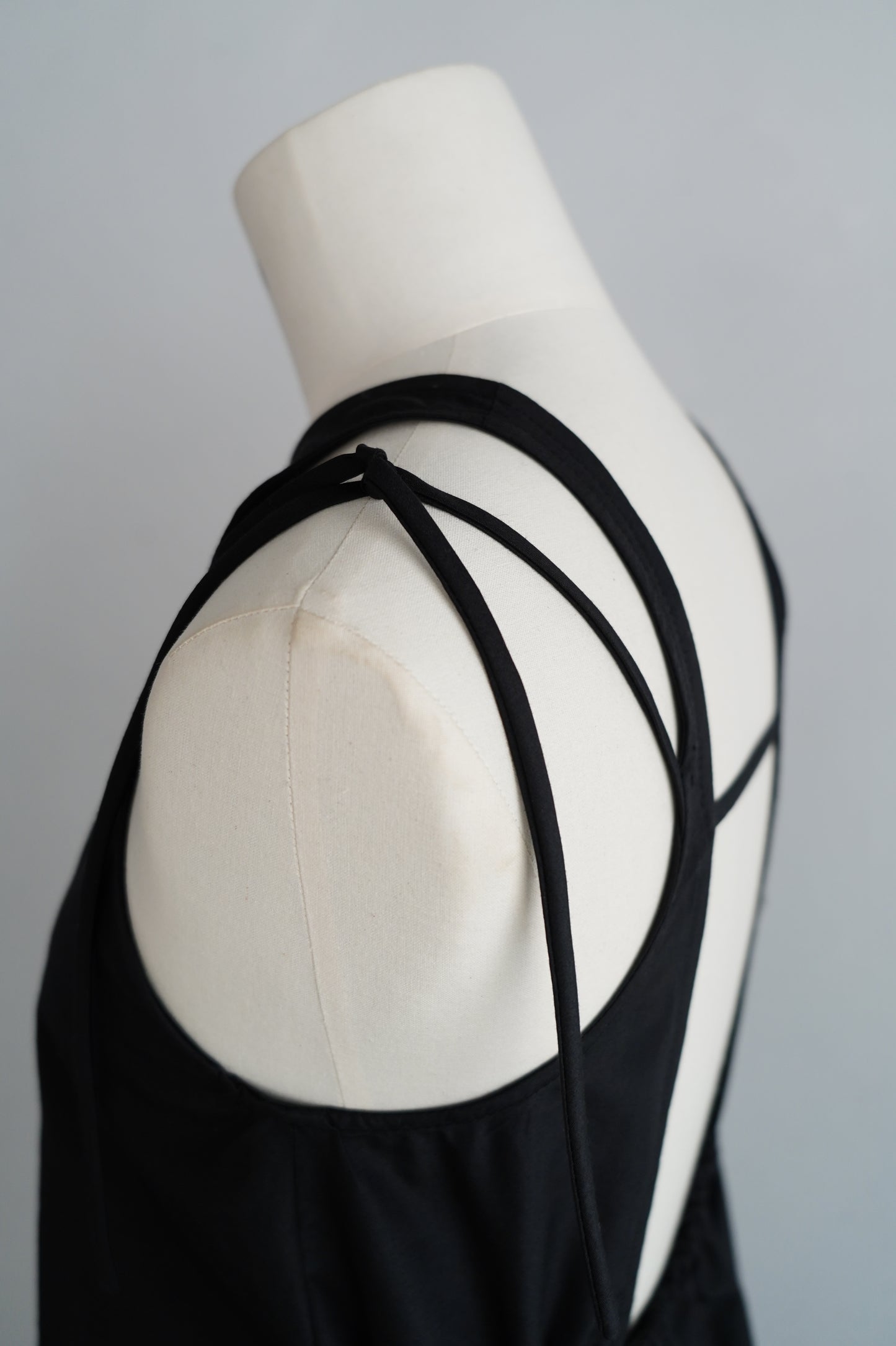 Backcut Dress / BLACK -5月25-31日発送-