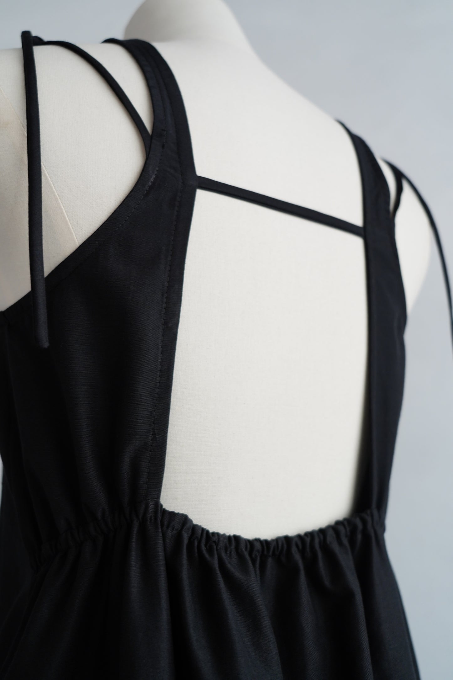 Backcut Dress / BLACK