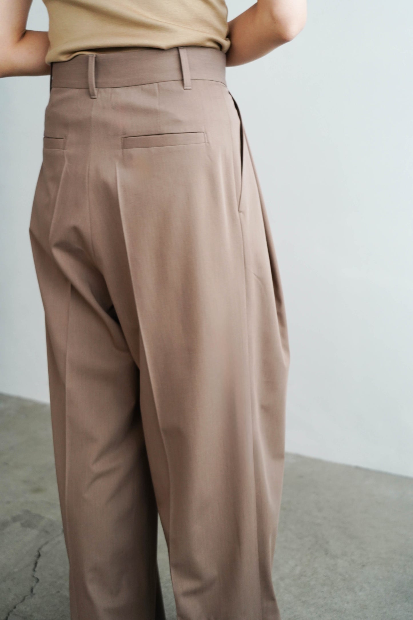 Calm Tuck Pants / BEIGE