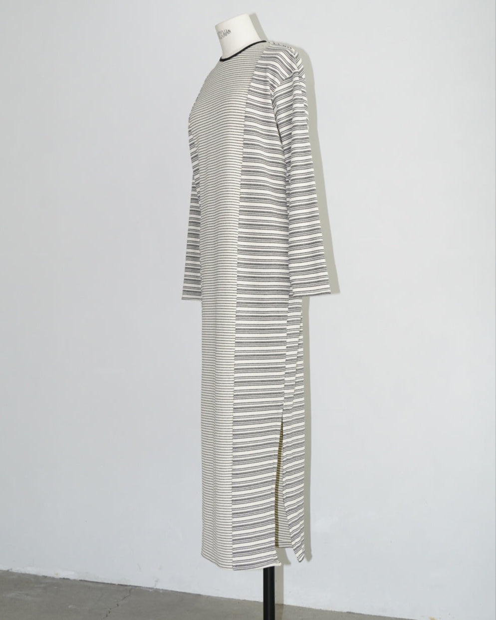 Switch Border Onepiece / OFFWHITE