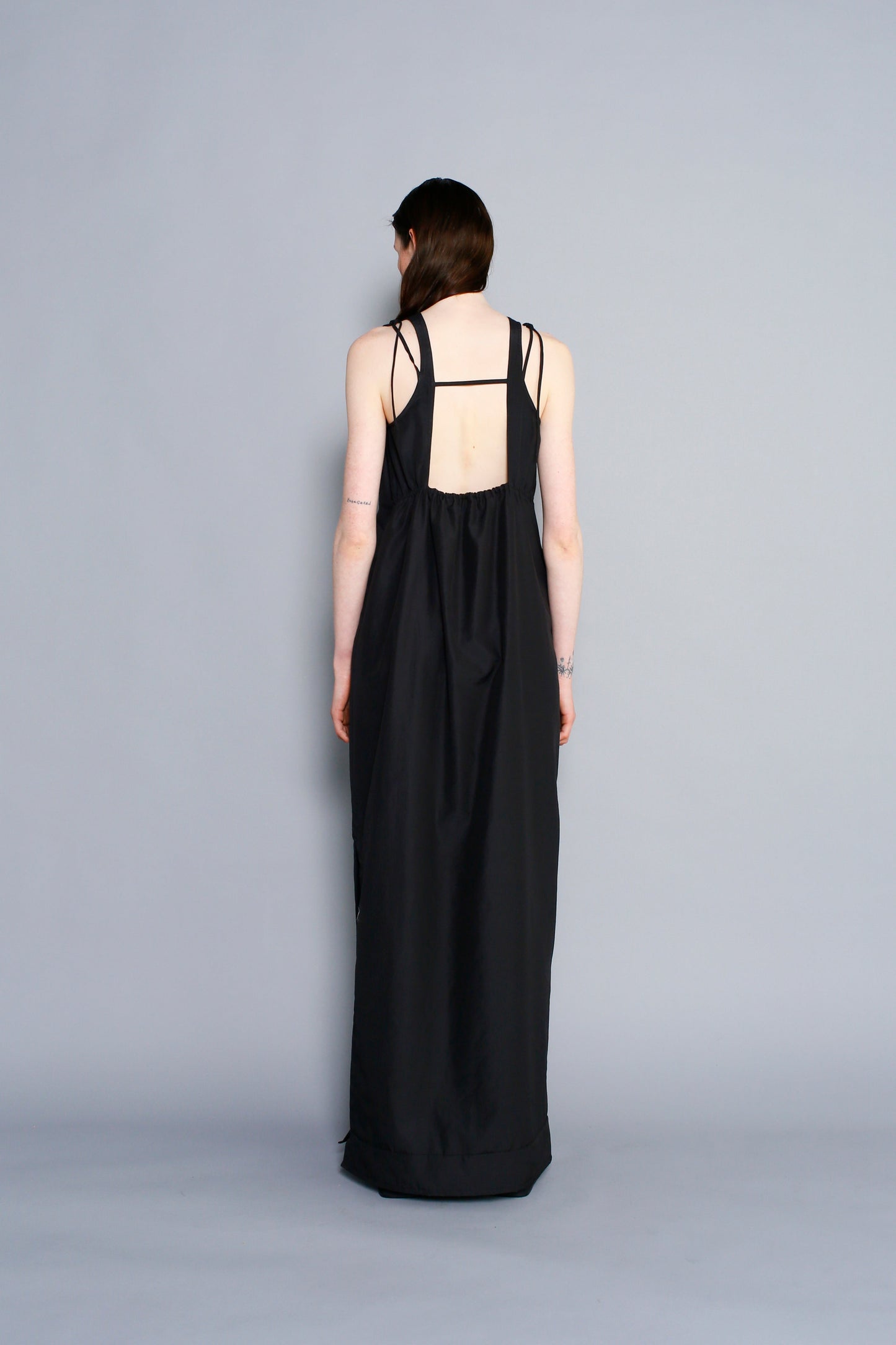 Backcut Dress / BLACK -5月25-31日発送-