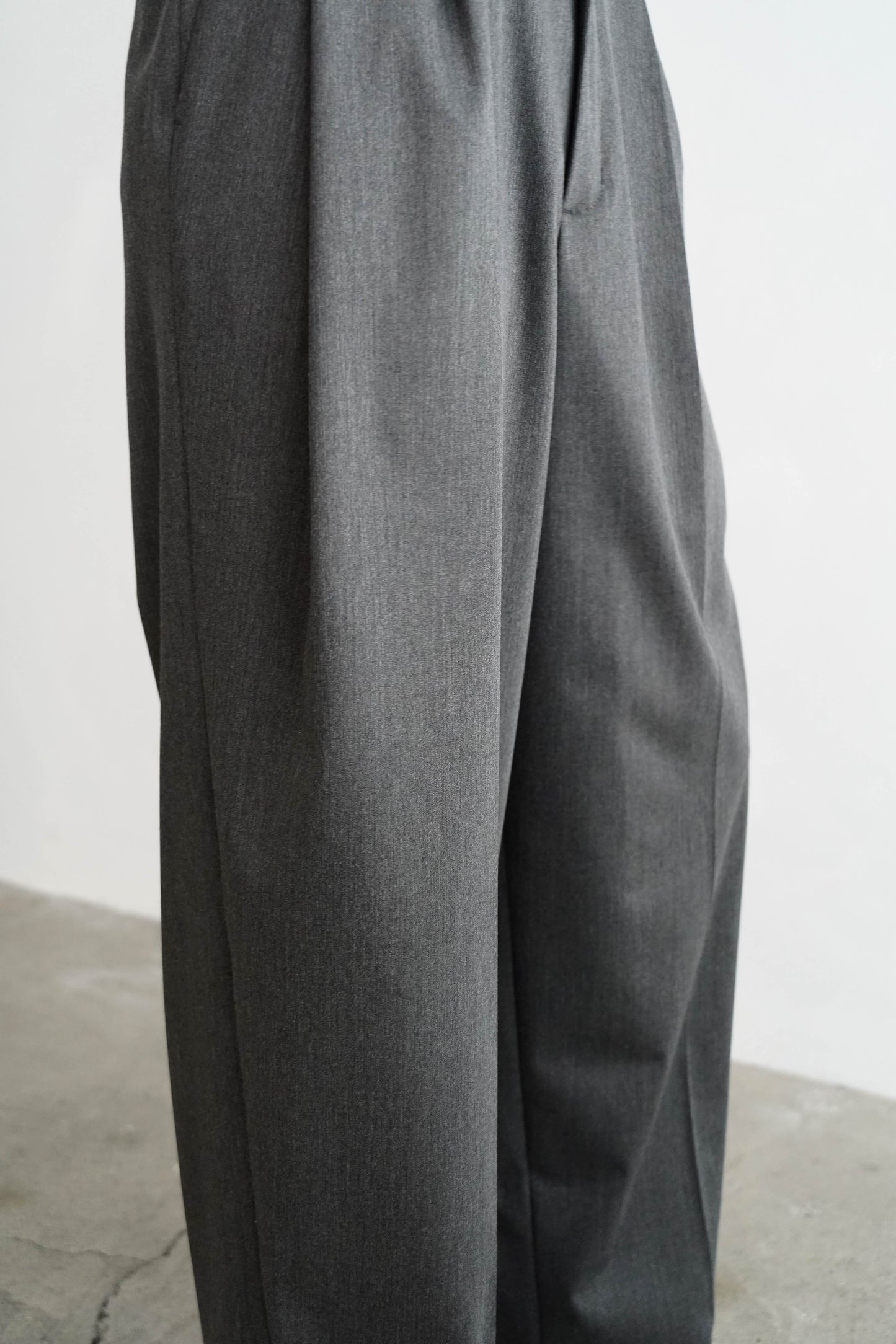 Calm Tuck Pants / GRAY