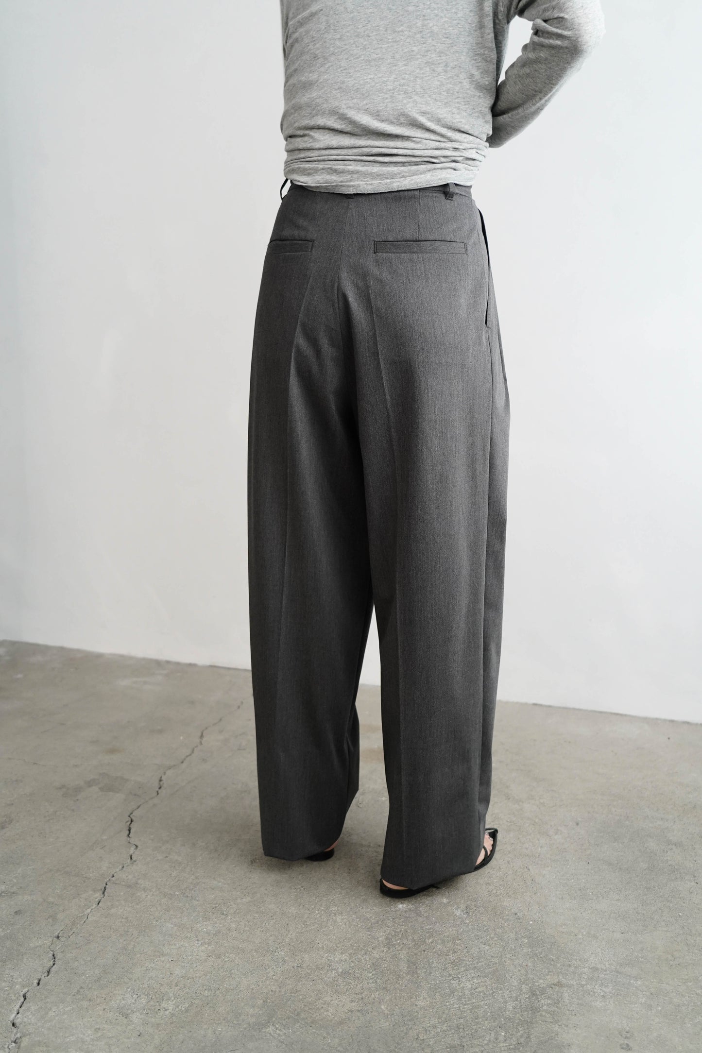 Calm Tuck Pants / GRAY