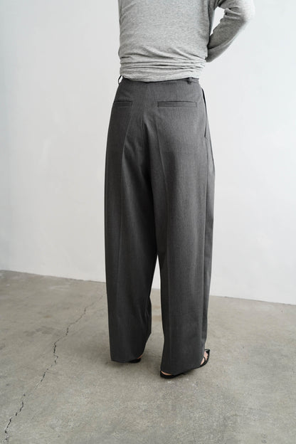 Calm Tuck Pants / GRAY