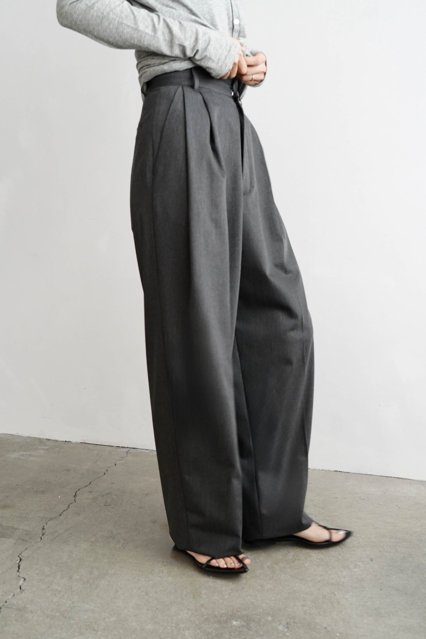 Calm Tuck Pants / GRAY