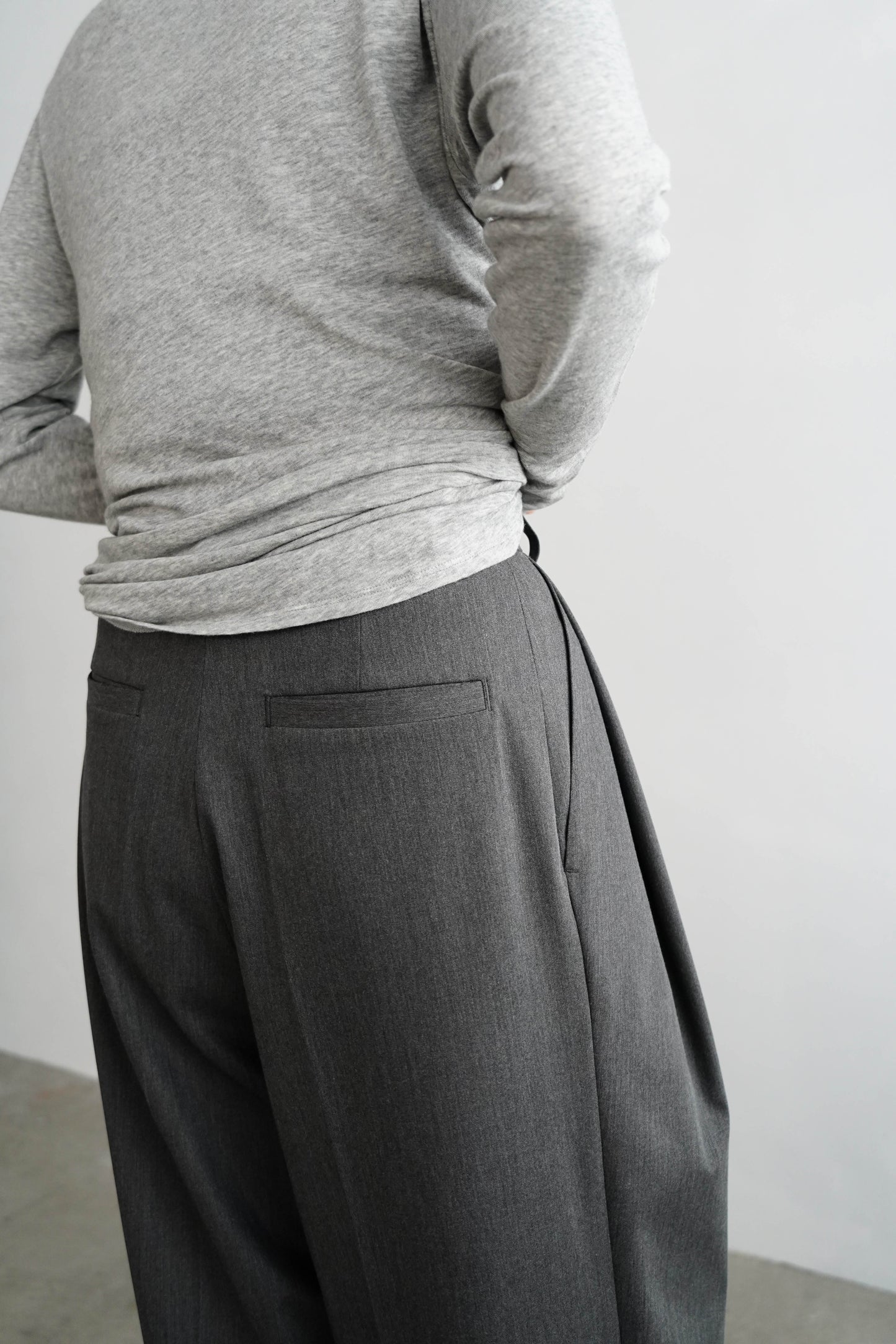 Calm Tuck Pants / GRAY