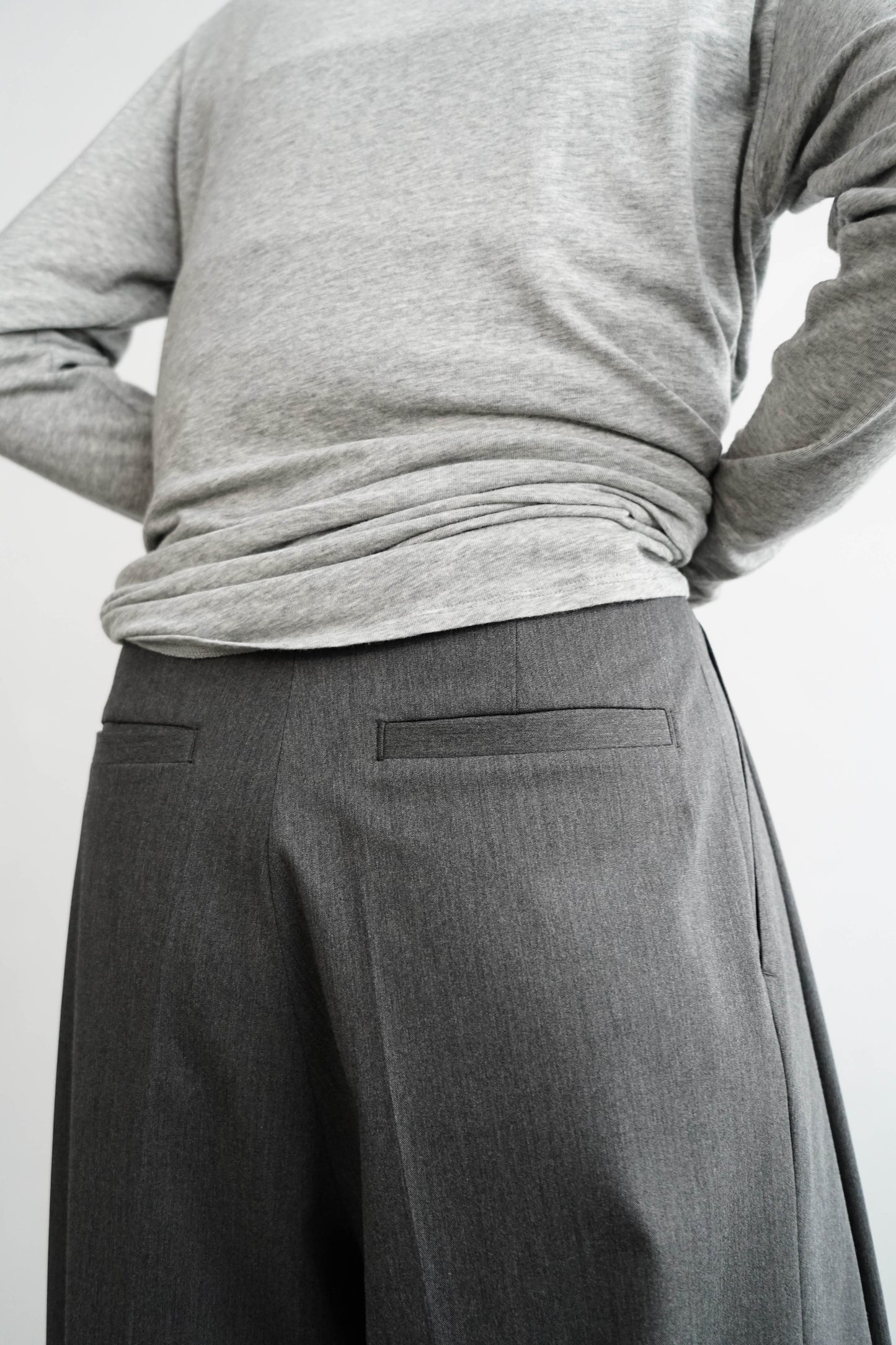 Calm Tuck Pants / GRAY