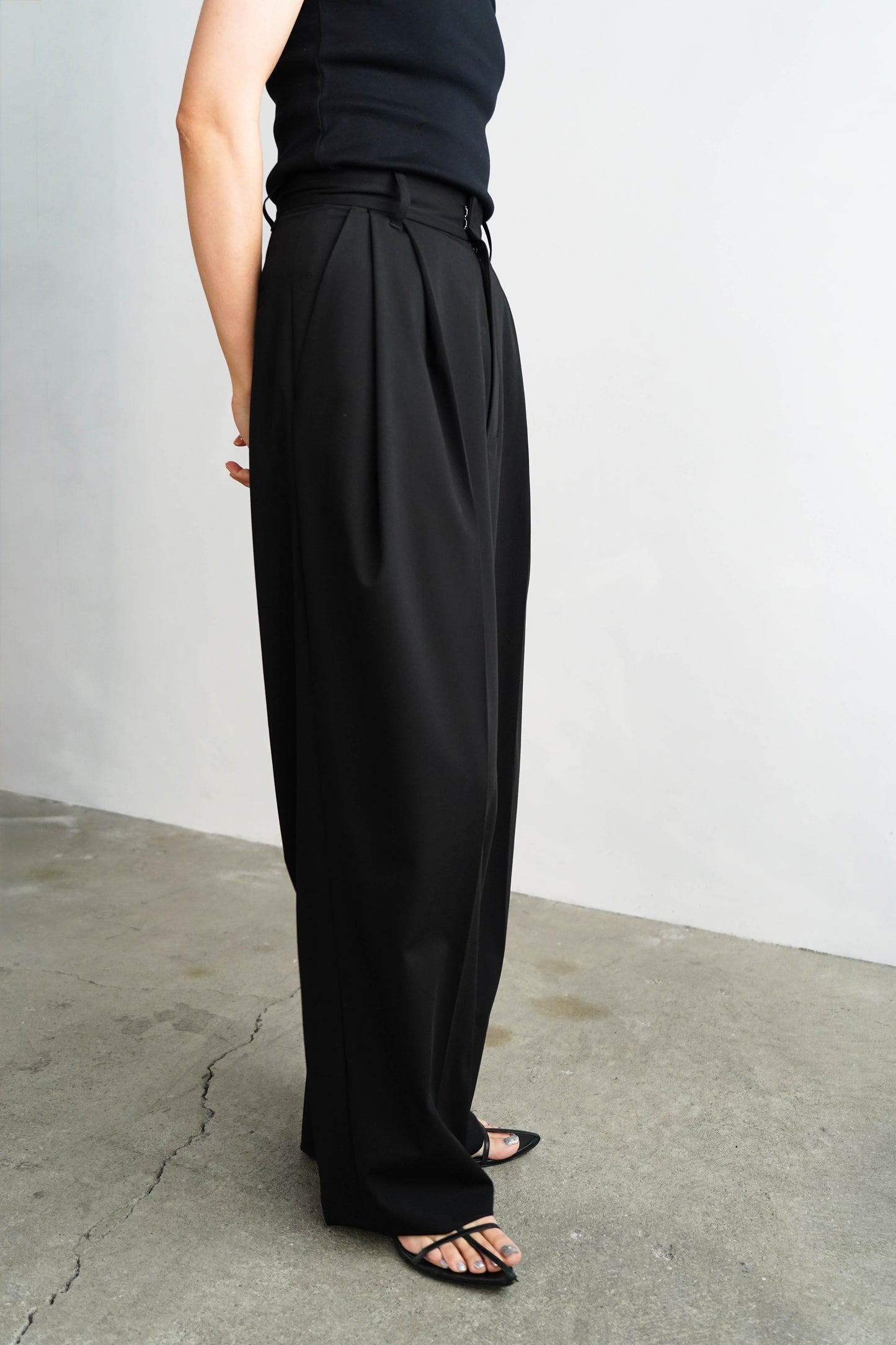 Calm Tuck Pants / BLACK