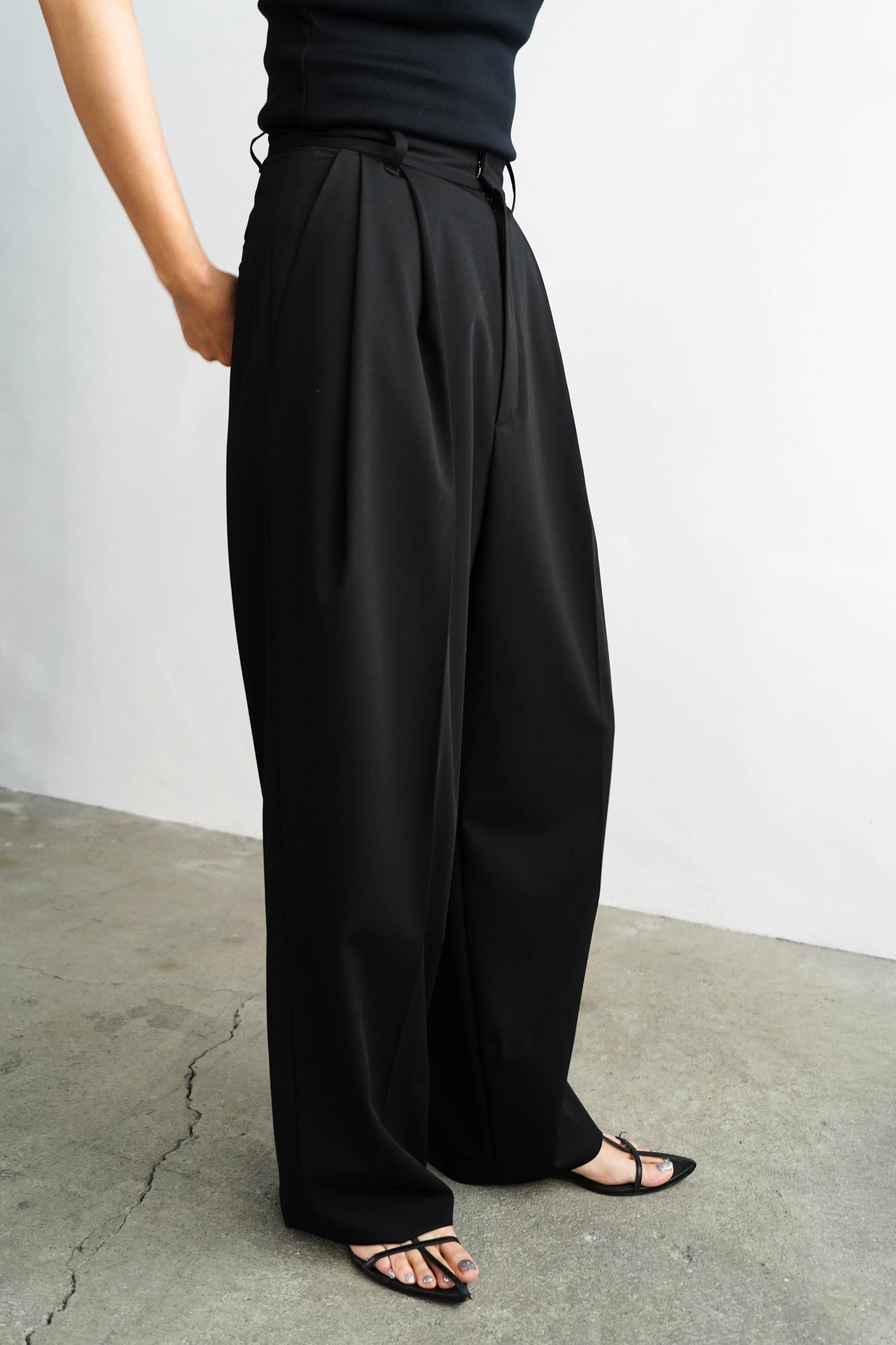 Calm Tuck Pants / BLACK