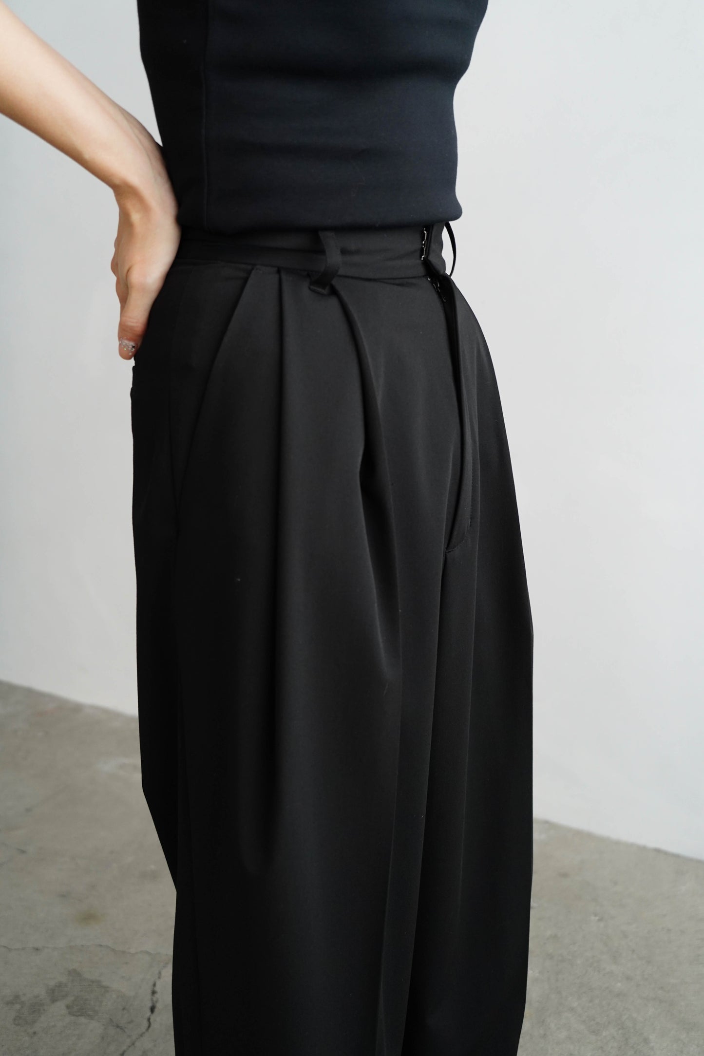 Calm Tuck Pants / BLACK