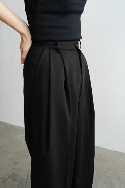 Calm Tuck Pants / BLACK