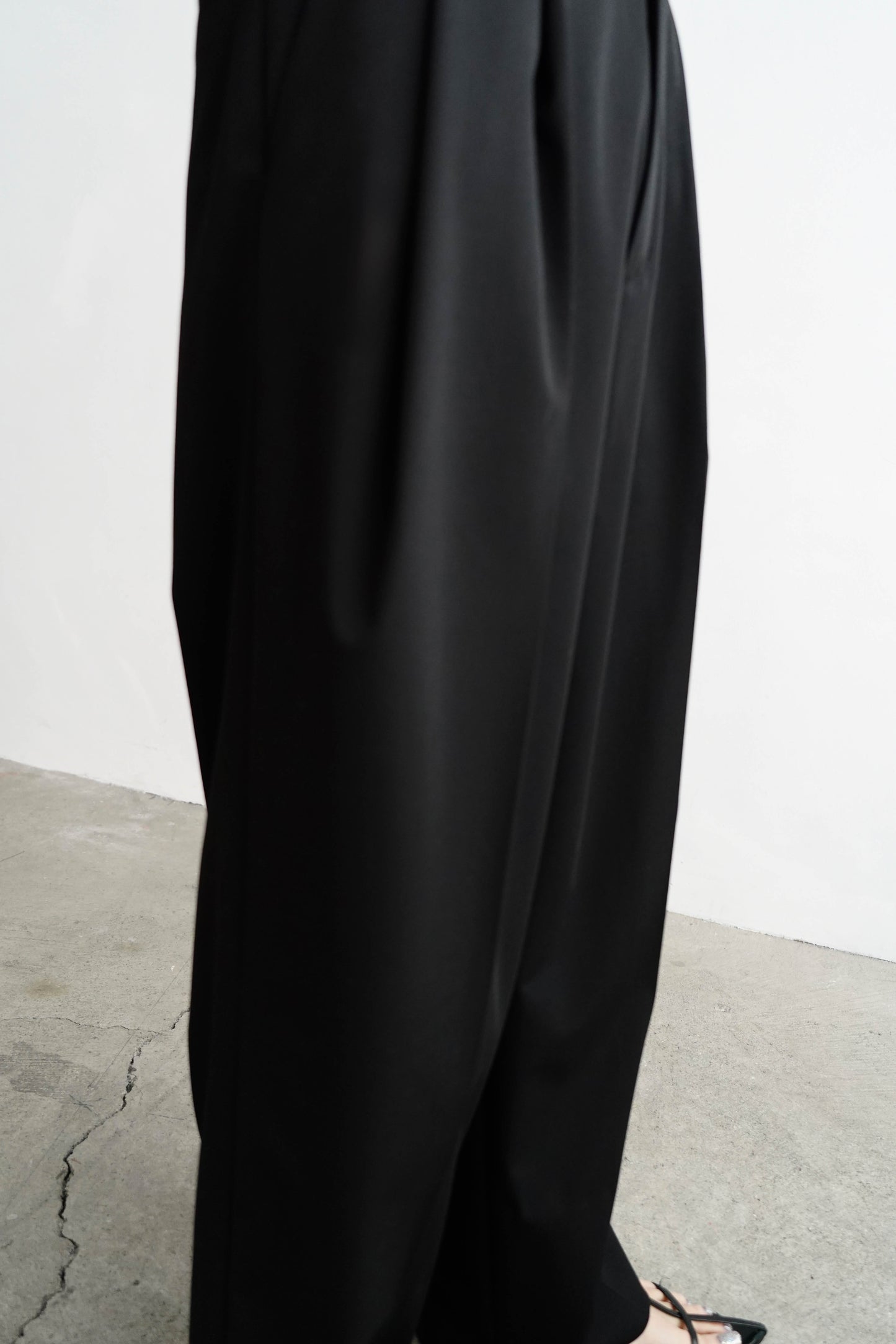 Calm Tuck Pants / BLACK