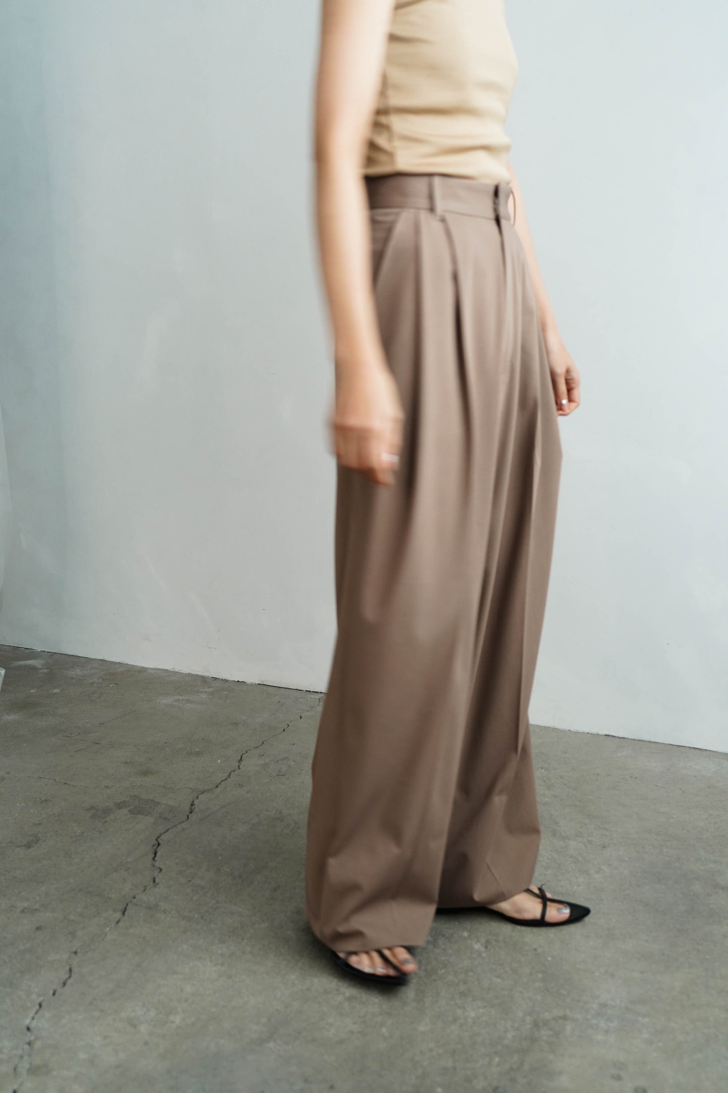 Calm Tuck Pants / BEIGE