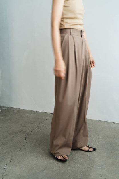 Calm Tuck Pants / BEIGE