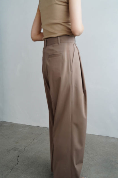Calm Tuck Pants / BEIGE