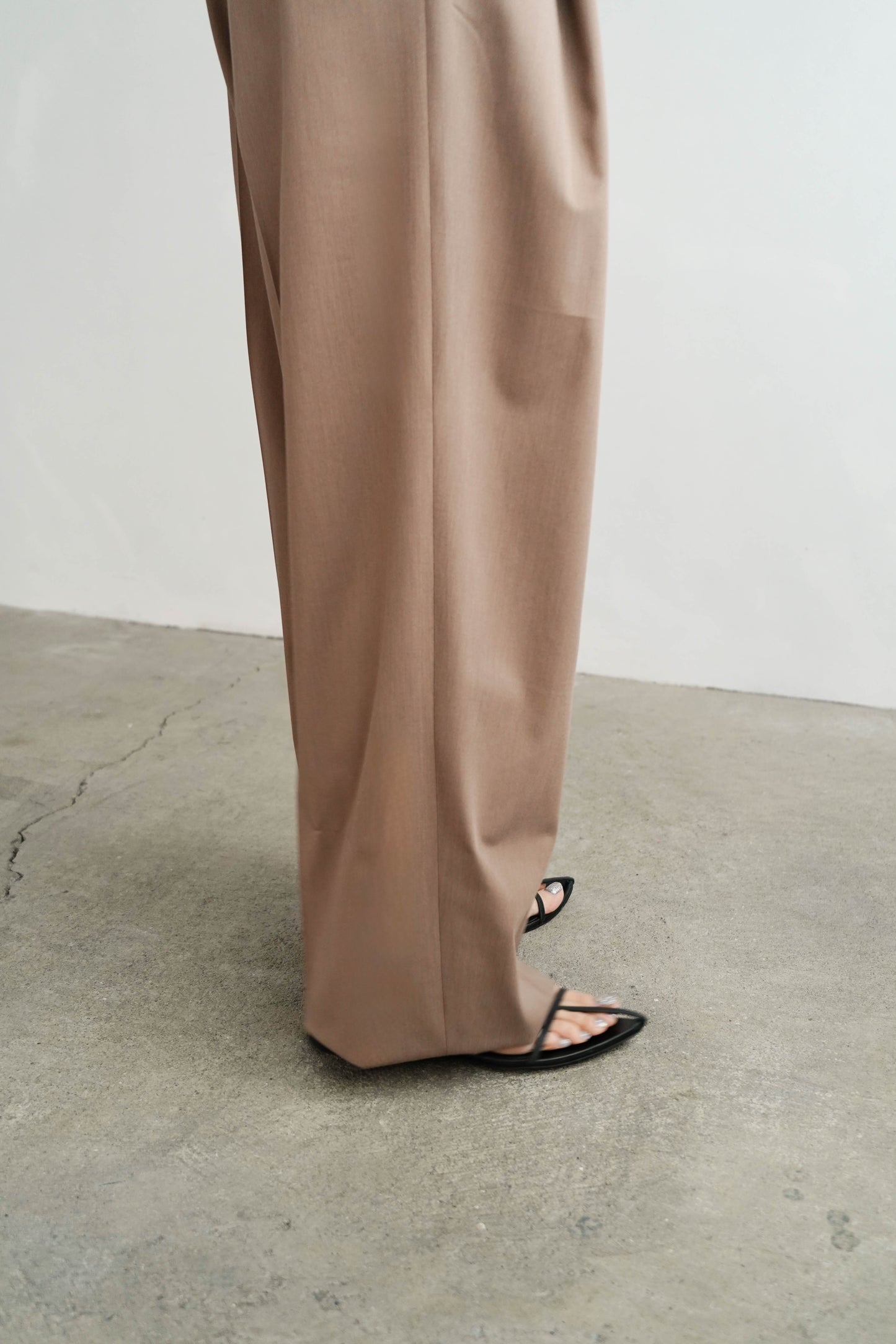 Calm Tuck Pants / BEIGE
