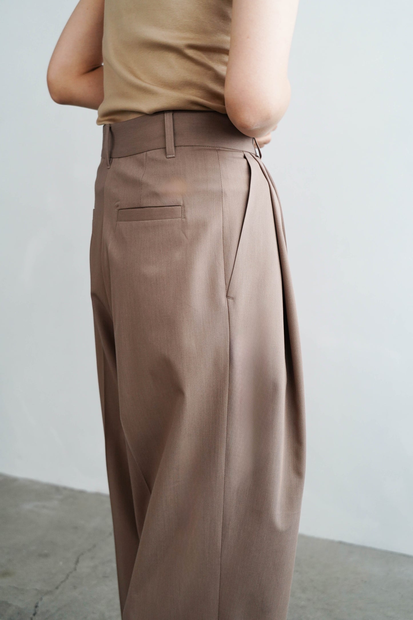 Calm Tuck Pants / BEIGE