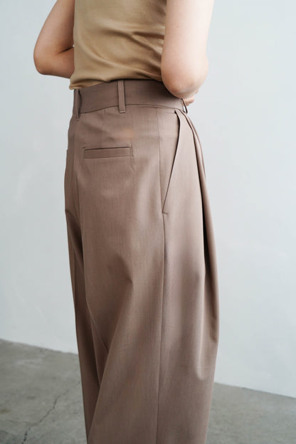 Calm Tuck Pants / BEIGE
