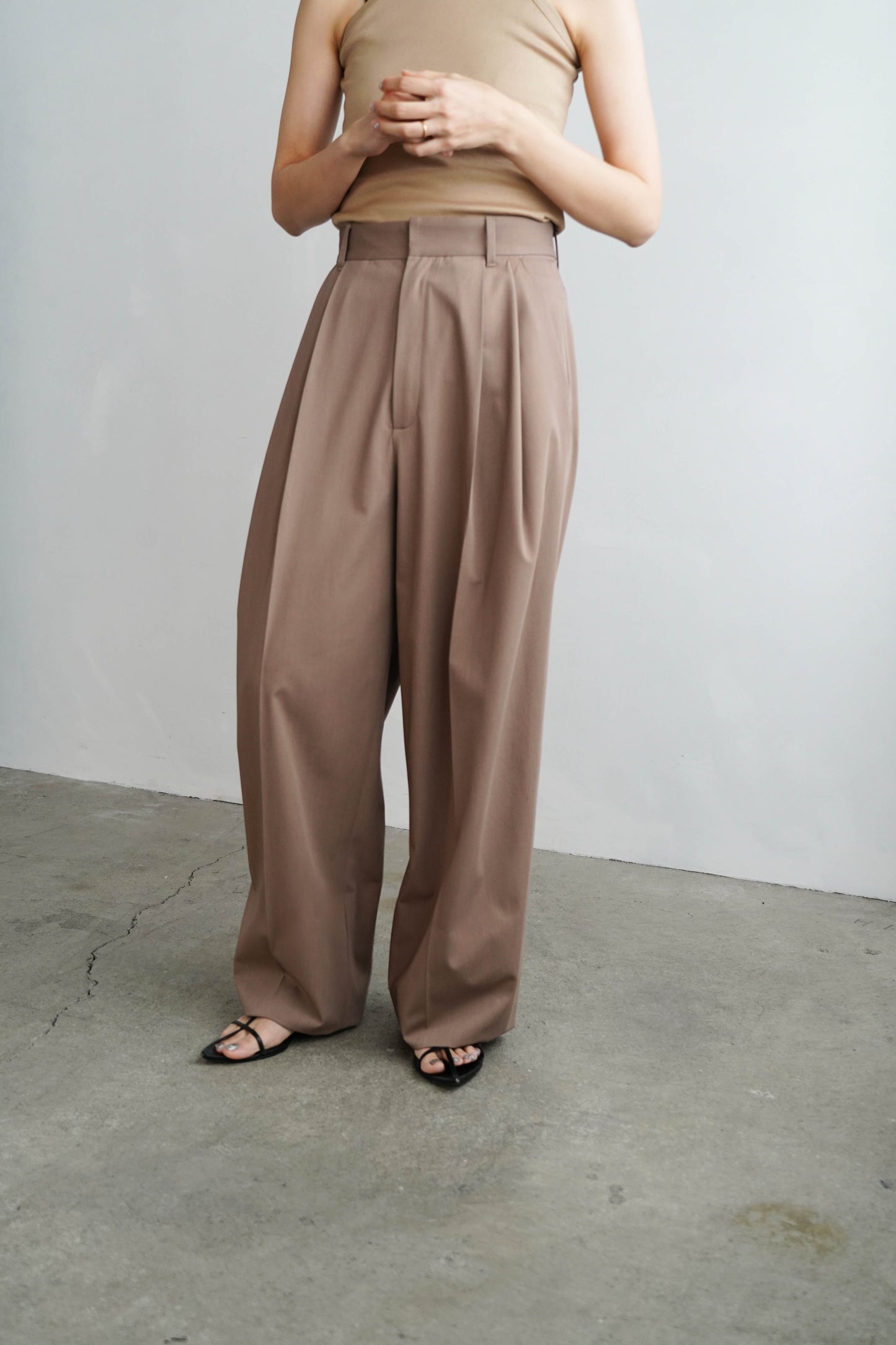 Calm Tuck Pants / BEIGE