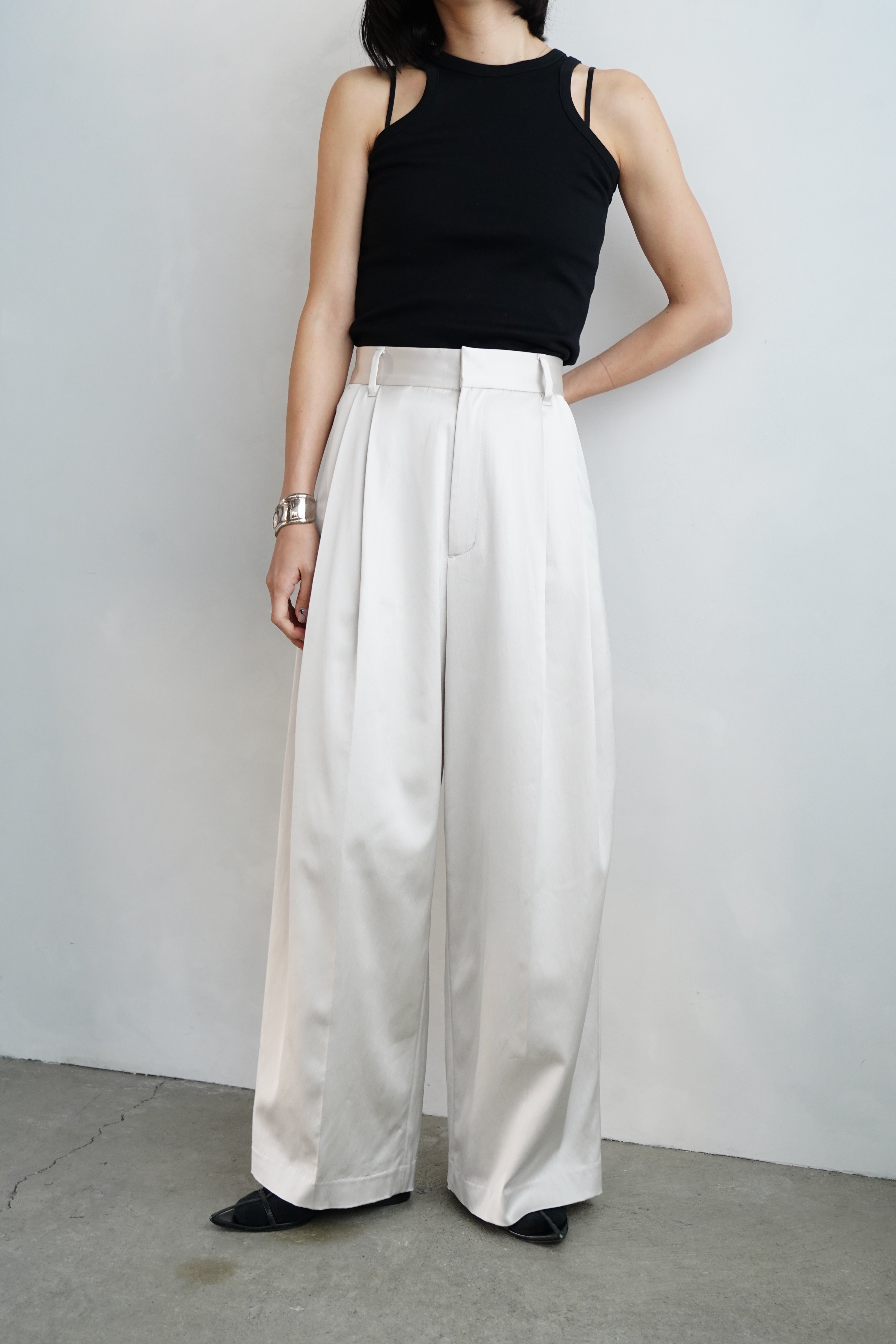 Satin Tuck Pants / SILVER -4月1-5日発送- – &her