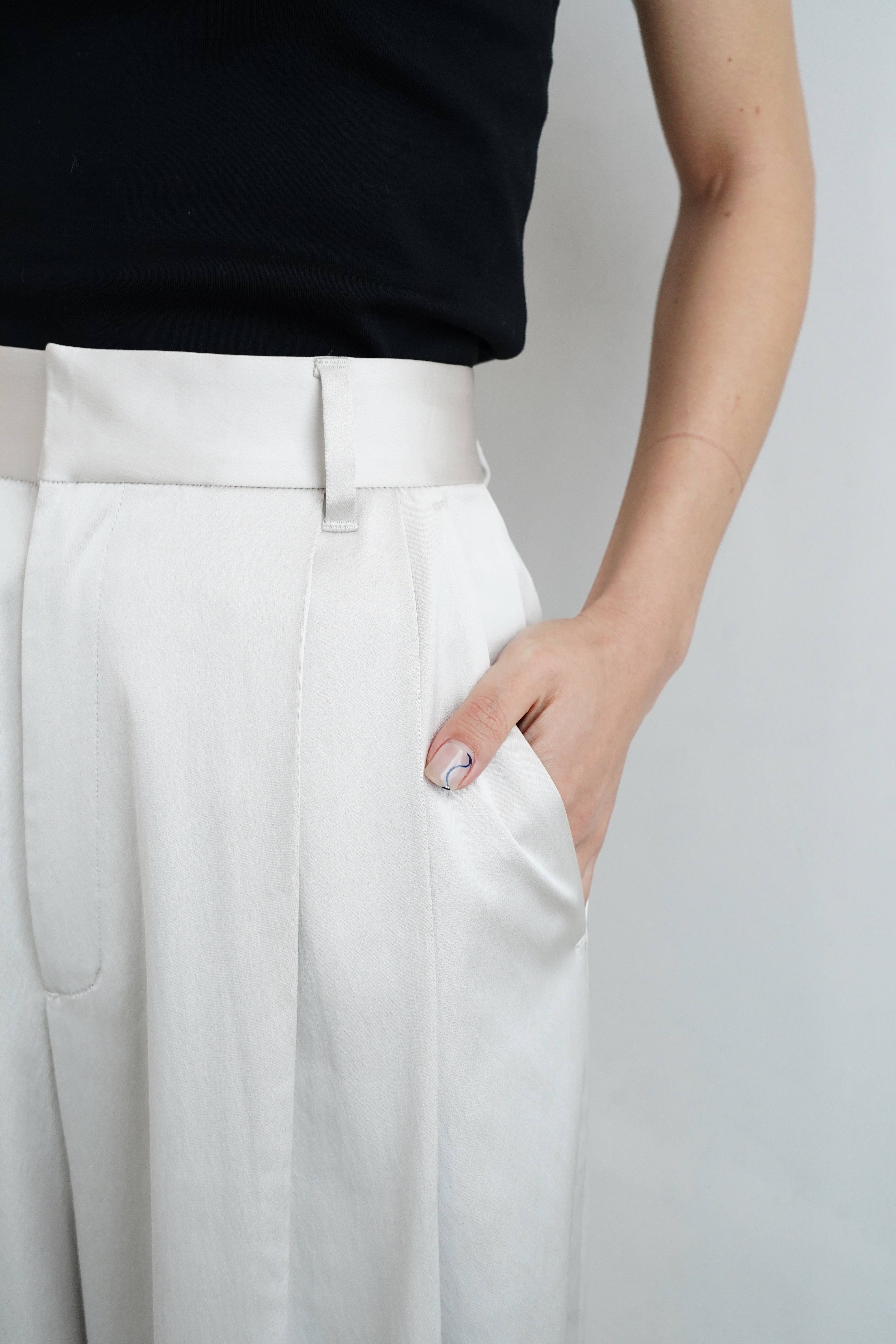 Satin Tuck Pants / SILVER -4月1-5日発送- – &her