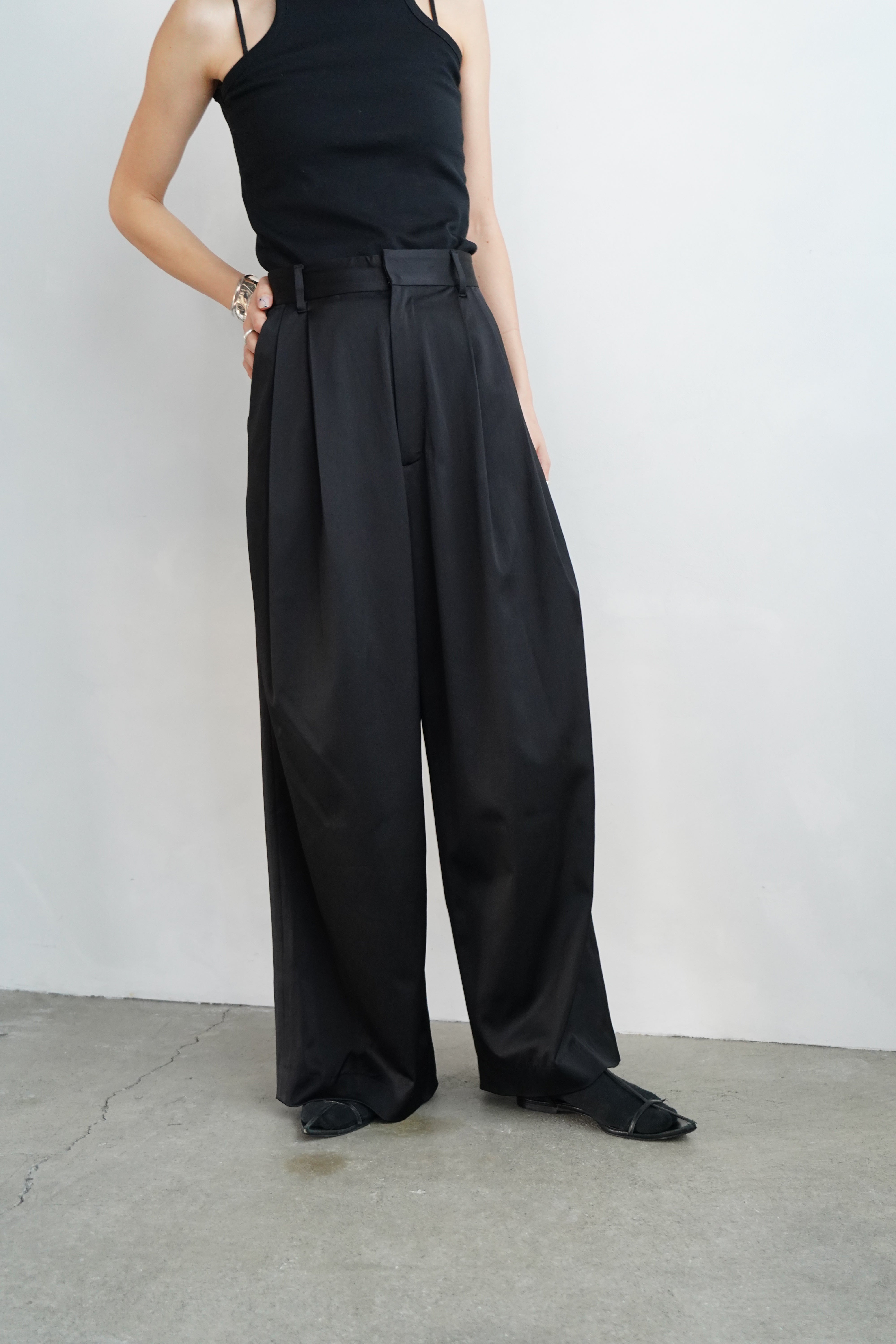 Satin Tuck Pants / BLACK -4月1-5日発送- – &her