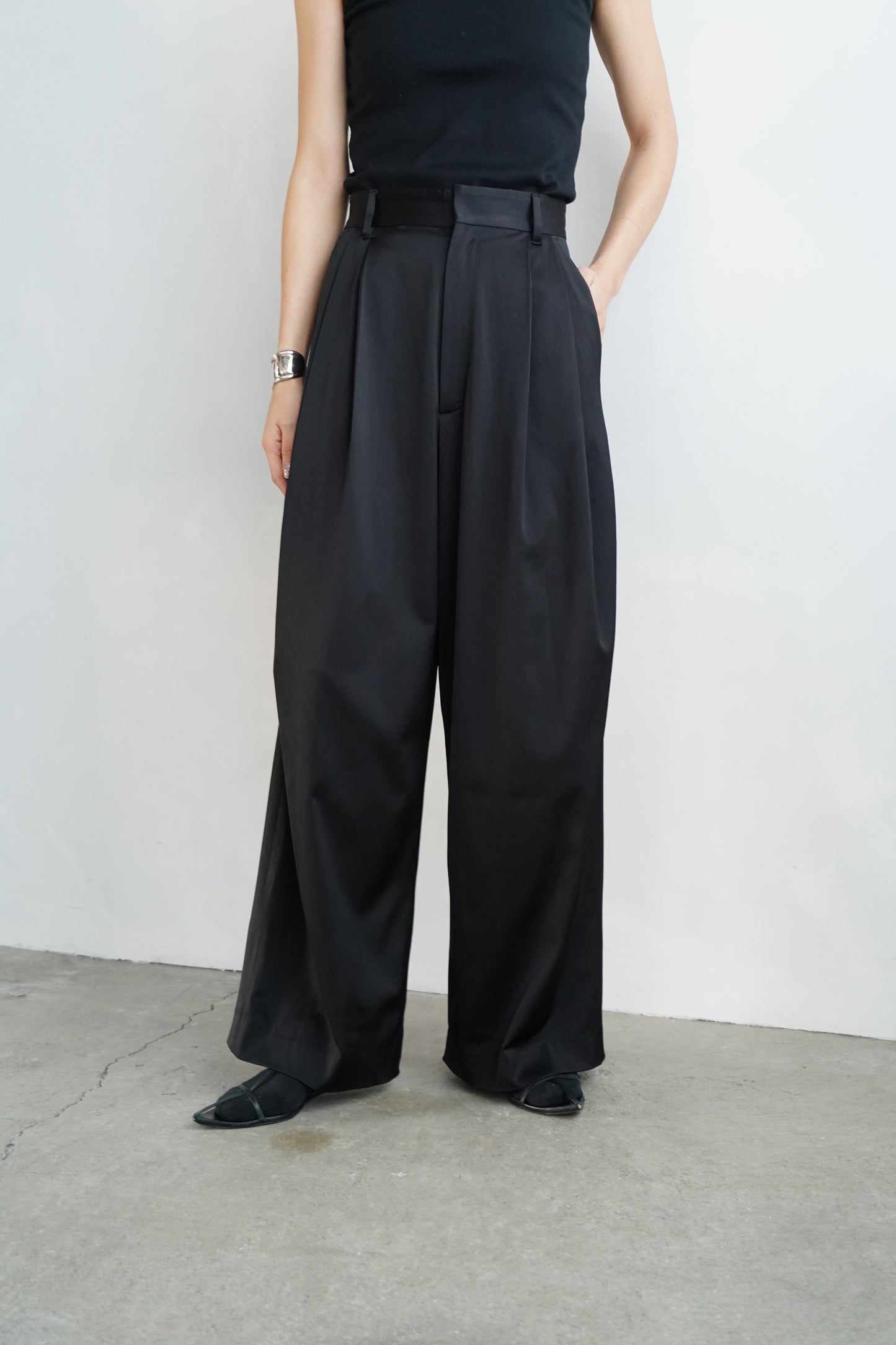 Satin Tuck Pants / BLACK/身長156cm以下の方限定