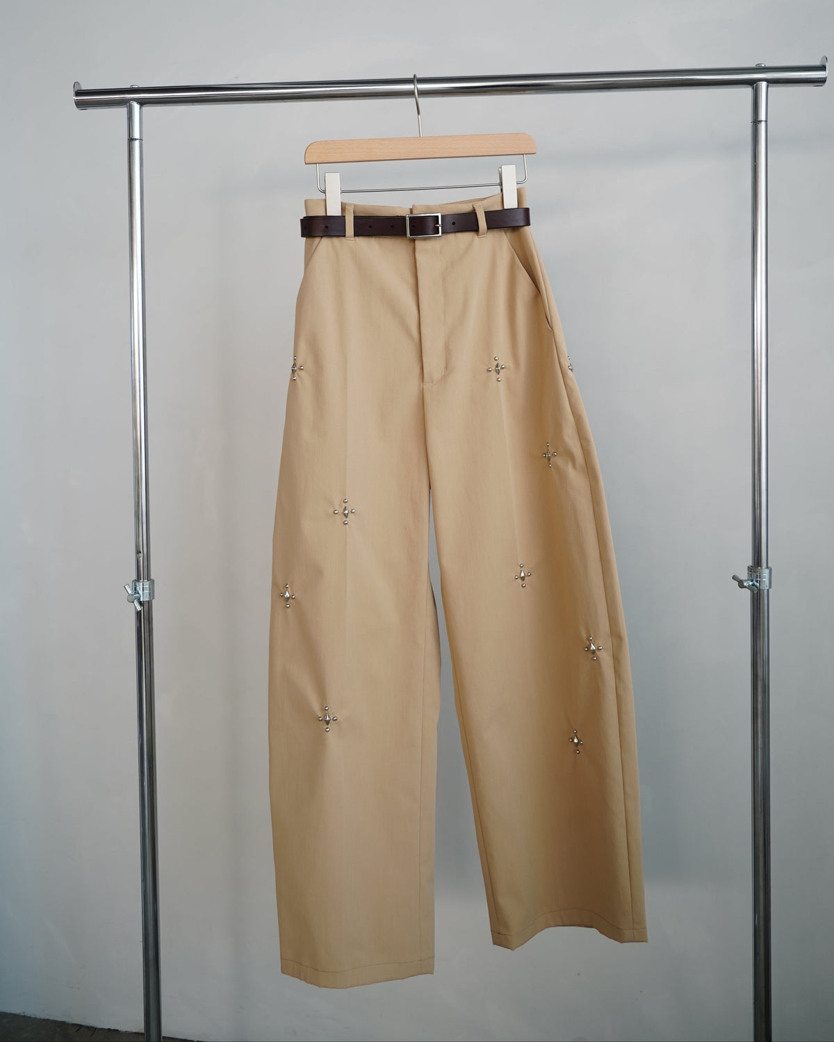 Studs Chino Pants / BEIGE
