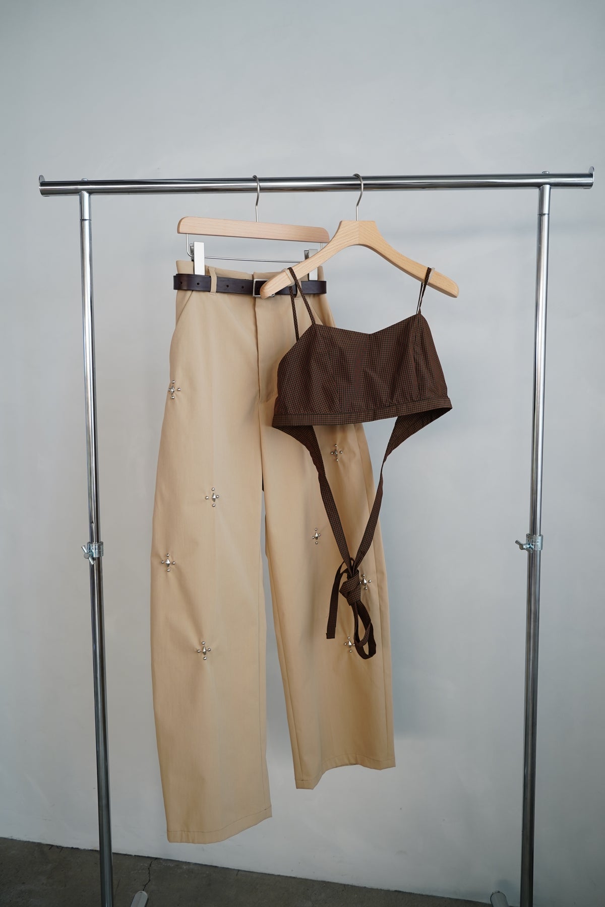 Studs Chino Pants / BEIGE