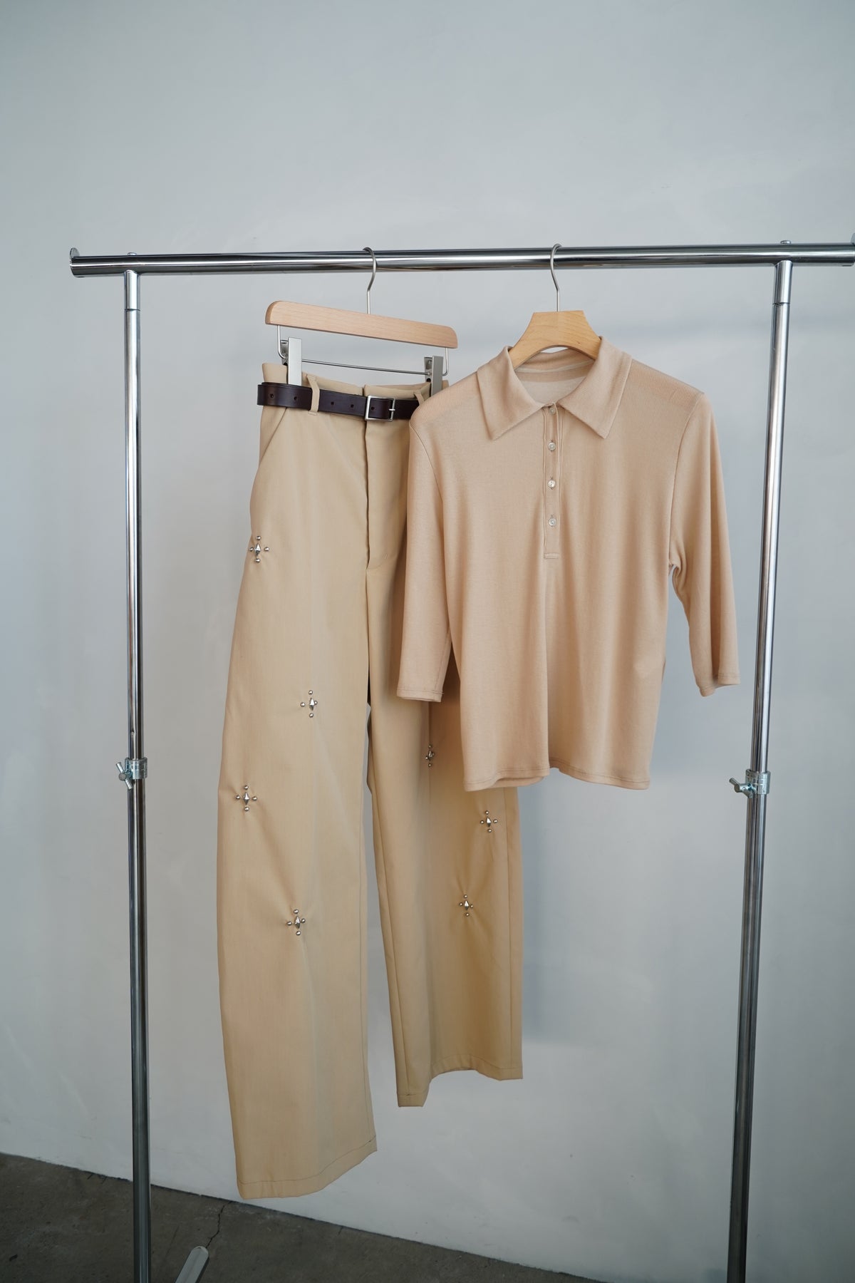 Studs Chino Pants / BEIGE