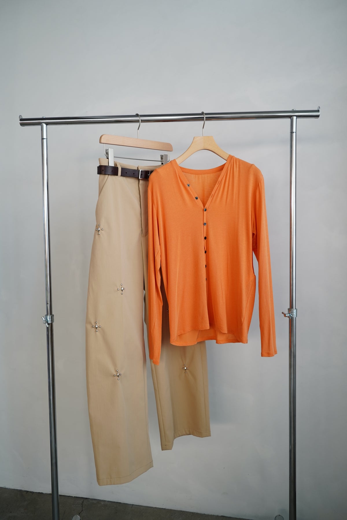 Studs Chino Pants / BEIGE
