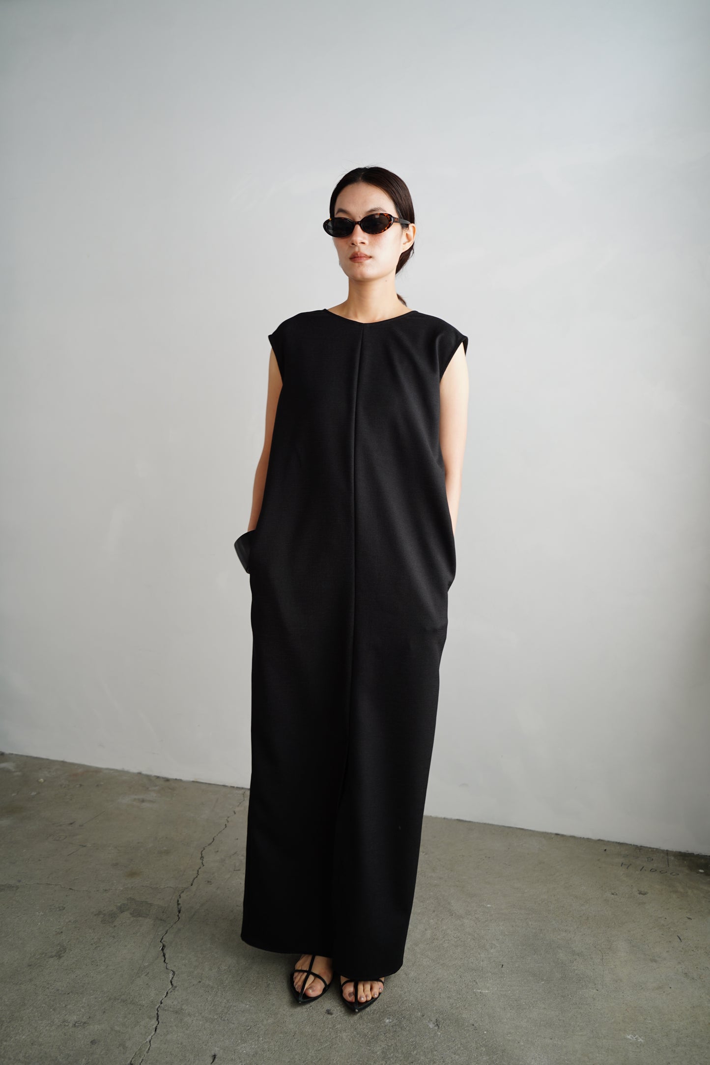 V Back Dress / BLACK