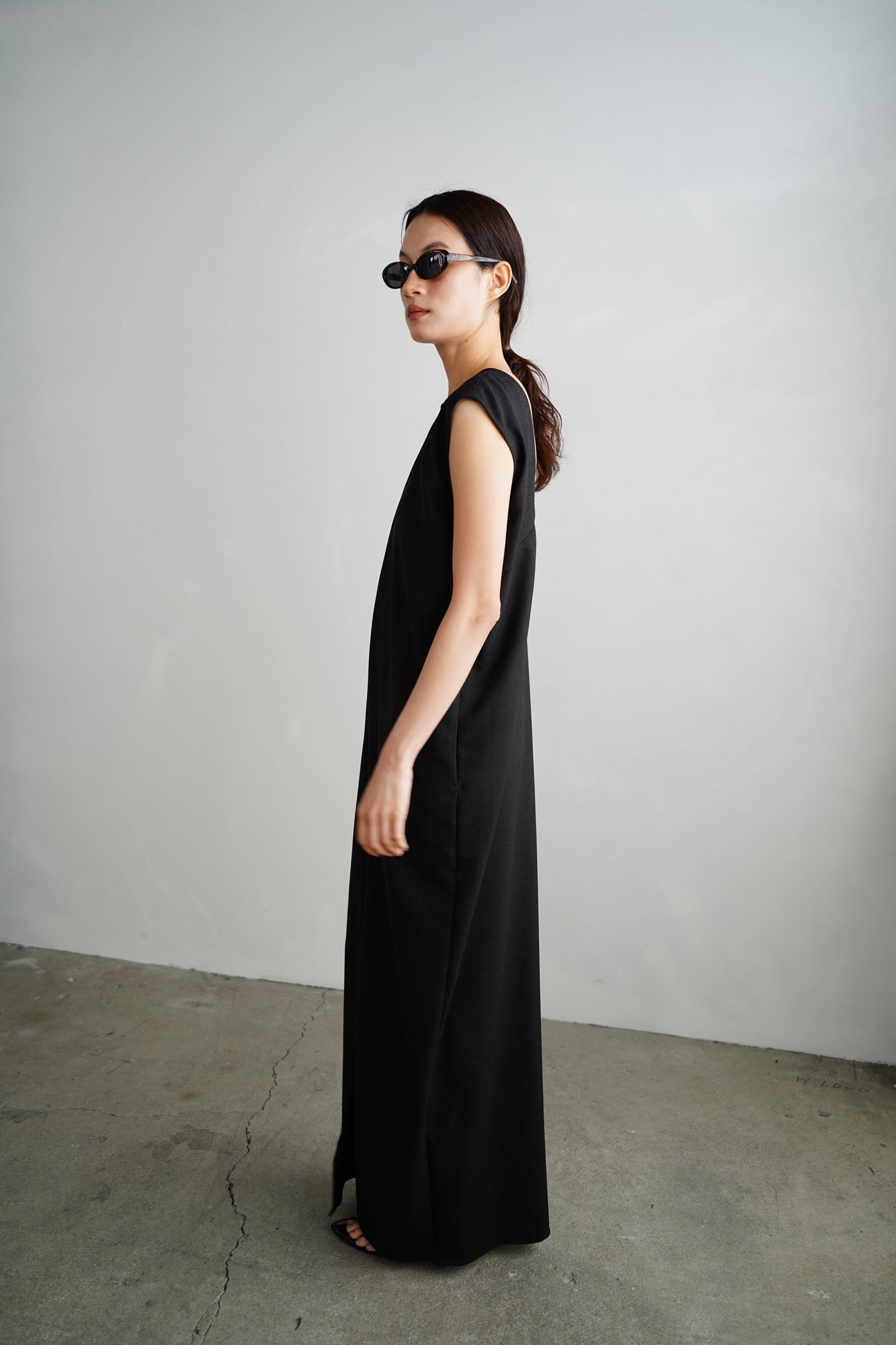 V Back Dress / BLACK