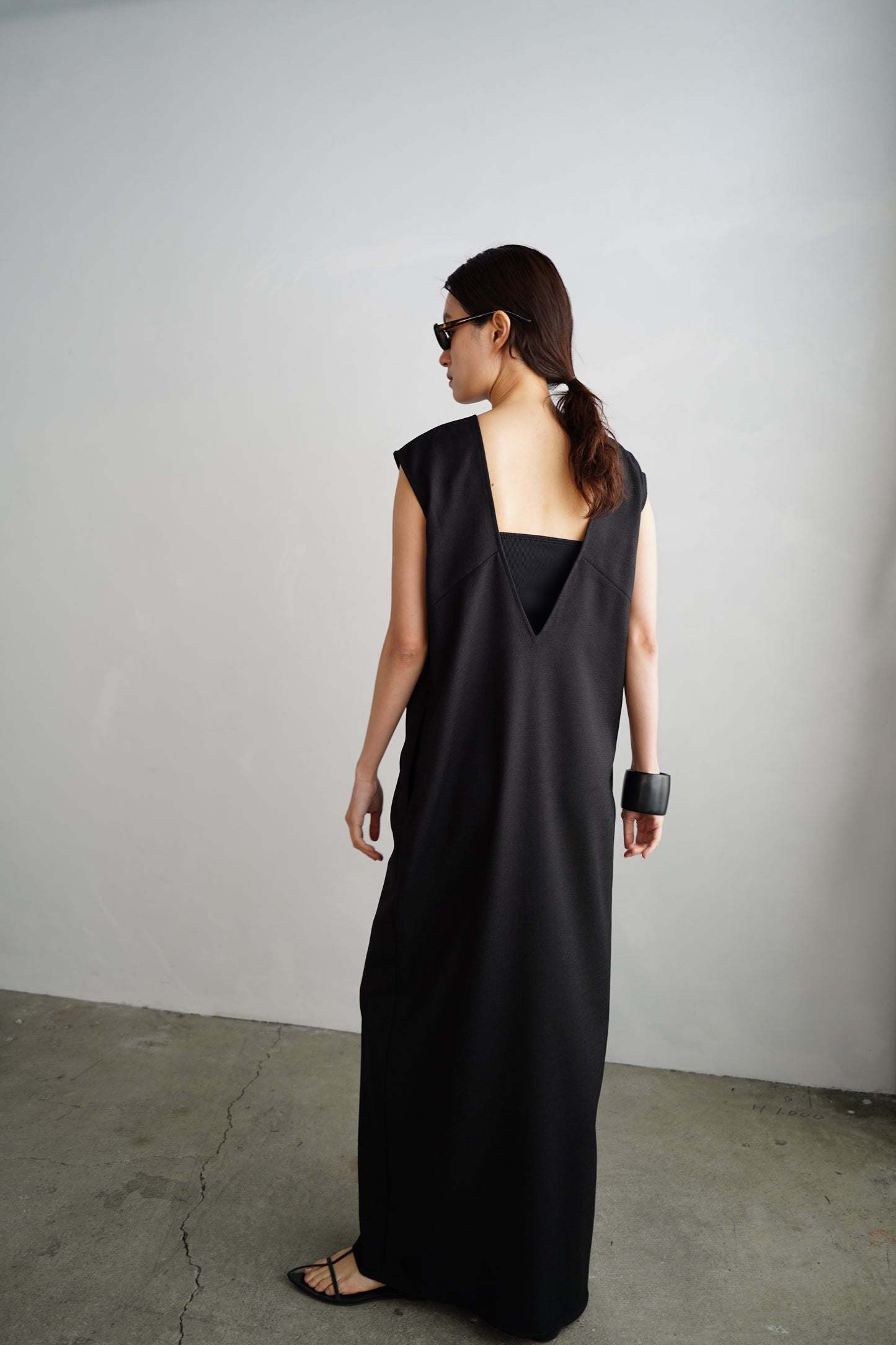 V Back Dress / BLACK