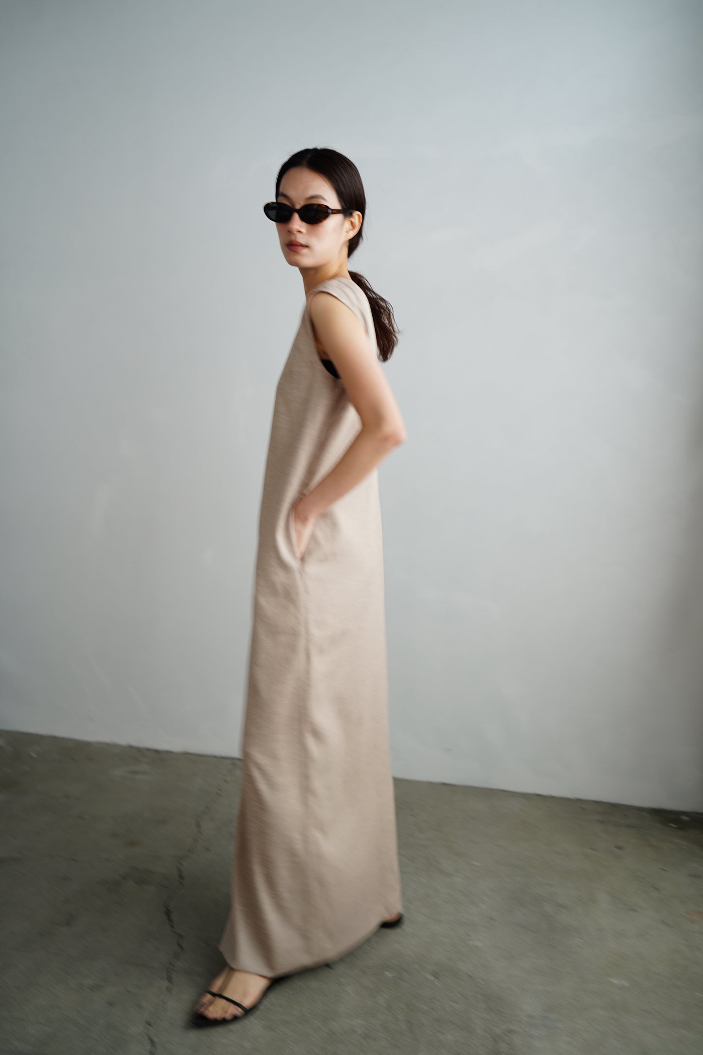 V Back Dress / BEIGE