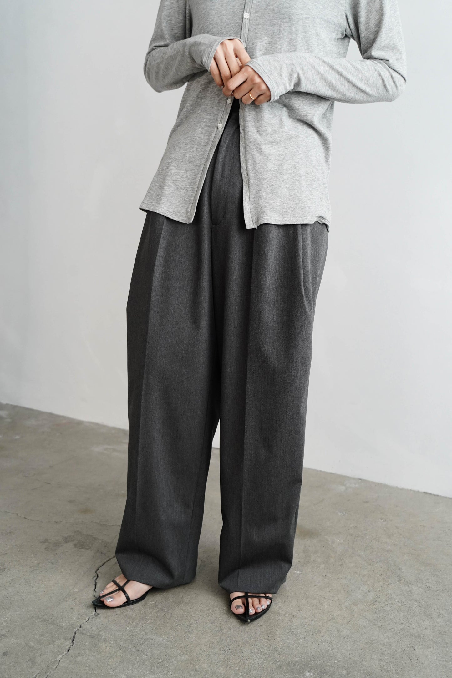Calm Tuck Pants / GRAY
