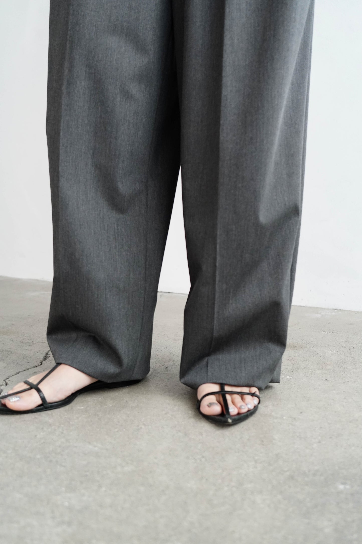 Calm Tuck Pants / GRAY